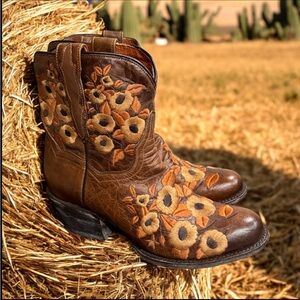 Dan Post size 7 floral embroidered distressed leatherwestern boots